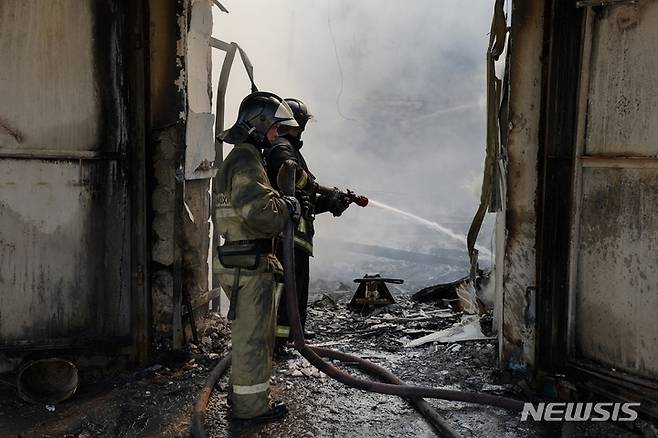 [도네츠크=AP/뉴시스]러시아 포격을 당한 우크라이나 도네츠크 건물. 2022.06.07.photo@newsis.com