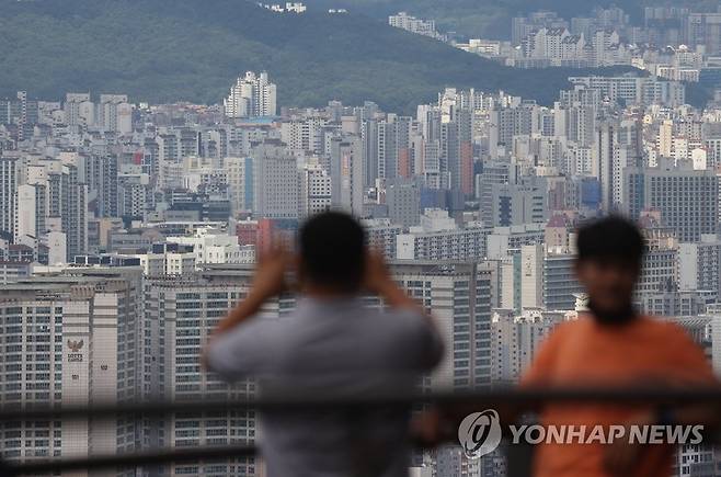 서울 남산에서 바라본 시내 아파트 단지 밀집 지역 모습 [연합뉴스 자료사진]