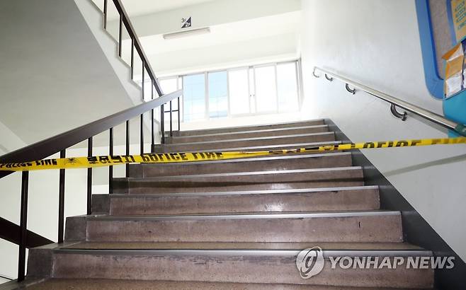 인하대 여대생 사망…발견지 인근 건물에 설치된 폴리스라인 (인천=연합뉴스) 윤태현 기자 = 인하대 캠퍼스에서 피를 흘리며 쓰려져 있던 20대 여대생 A씨가 숨진 사건과 관련해 경찰이 그의 지인인 20대 남성 B씨를 조사하는 가운데 15일 오후 인천시 미추홀구 인하대 캠퍼스 내 A씨가 발견된 지점 인근 건물 계단에 폴리스라인이 설치돼 있다. 2022.7.15 tomatoyoon@yna.co.kr