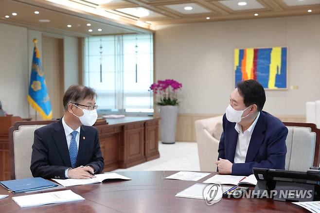 고용노동부 업무보고 받는 윤석열 대통령 (서울=연합뉴스) 안정원 기자 = 윤석열 대통령이 15일 오후 서울 용산 대통령실청사에서 이정식 고용노동부 장관(왼쪽)으로부터 부처 업무보고를 받고 있다. 2022.7.15 [대통령실 제공. 재판매 및 DB금지] jeong@yna.co.kr