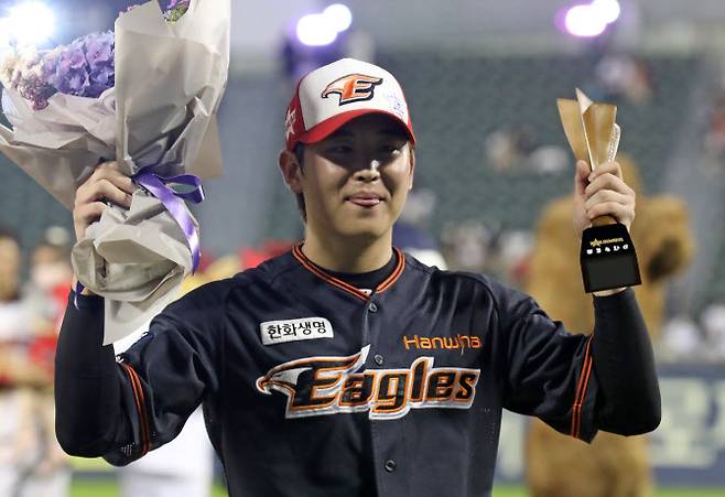 16일 오후 서울 송파구 잠실야구장에서 열린 2022 KBO 올스타전 드림 올스타와 나눔 올스타의 경기, 나눔 올스타가 연장 승부치기 끝에 6-3 승리를 거뒀다. 올스타전 MVP를 차지한 나눔올스타 정은원이 트로피를 들고 포즈를 취하고 있다. (사진=뉴시스)