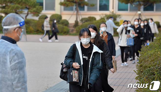 수험생들이 대학수학능력시험 고사장으로 들어가고 있다. /뉴스1 © News1 최창호 기자