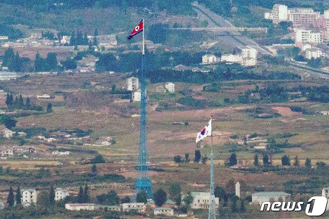 경기도 파주 접경지역에서 바라본 비무장지대(DMZ) 북한 기정동 마을의 인공기와 남한 대성동 마을의 태극기가 나란히 펄럭이는 모습. 2021.9.27/뉴스1 © News1 이승배 기자