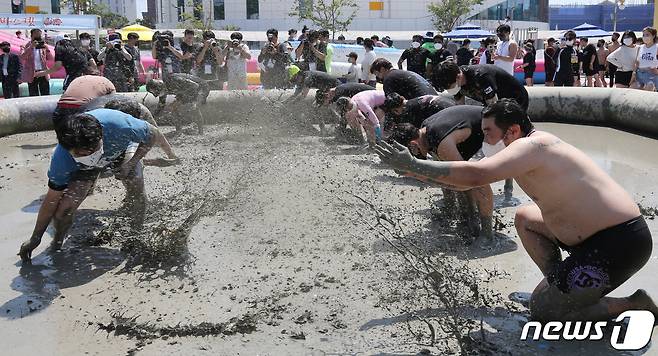 16일 충남 보령 대천해수욕장 일원에서 열린 보령해양머드박람회에서 관광객들이 머드체험을 하며 즐거운 시간을 보내고 있다. 2022.7.16/뉴스1 © News1 김기태 기자