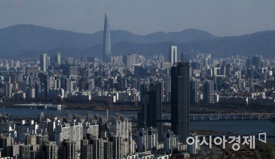 서울에서 3.3㎡당 아파트 평균매매가격이 5000만원을 넘는 자치구가 1년 사이 2배 이상 늘어난 것으로 나타났다. 지난해 11월 기준 서울 25개 자치구 가운데 3.3㎡당 아파트 평균매매가격이 5000만원을 넘는 곳은 강남구, 서초구, 송파구에 불과했지만, 지난달에 용산구, 성동구, 마포구, 광진구가 추가돼 7곳이 됐다. 사진은 63스퀘어에서 바라본 서울 아파트 모습./김현민 기자 kimhyun81@