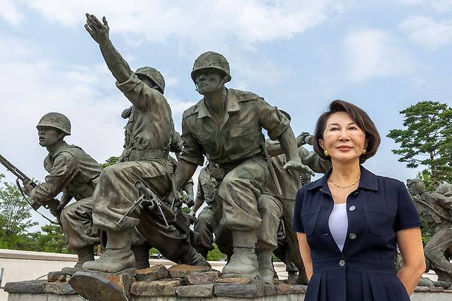 백남희씨가 서울 용산 전쟁기념관 조형물을 배경으로 섰다. 백씨는 “6·25전쟁 50주년을 기념해 지난 2003년 아버지 백선엽 장군 주도로 3년 만에 완성한 작품”이라고 했다. / 이신영 영상미디어 기자