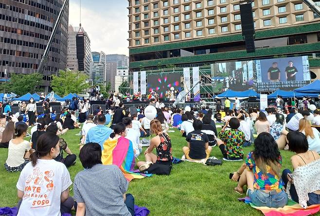 16일 오후 2시 서울 중구 서울시청 앞 광장에서 개최된 서울퀴어문화축제 모습. /송복규 기자