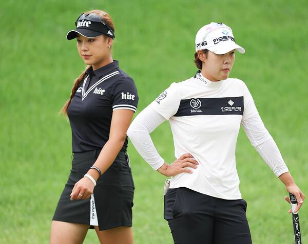 2022년 한국여자프로골프(KLPGA) 투어 에버콜라겐 퀸즈크라운 대회에 출전한 윤이나, 박지영 프로가 3라운드에서 동반 경기하는 모습이다. 사진제공=KLPGA