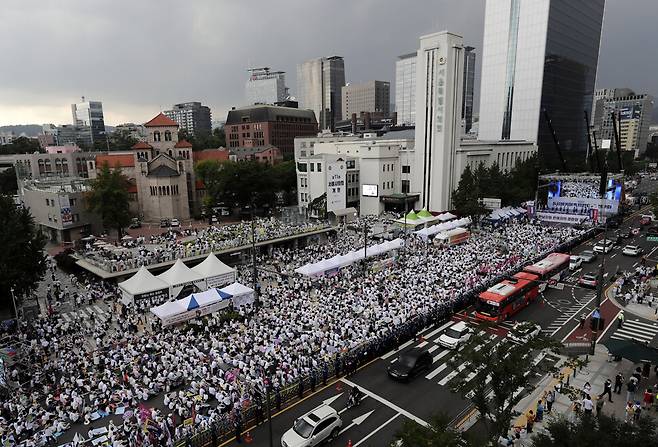 2022 서울퀴어문화축제가 열린 16일 오후 서울광장 앞 도로에서 기독교단체의 반 동성애 집회가 열리고 있다. 김명진 기자