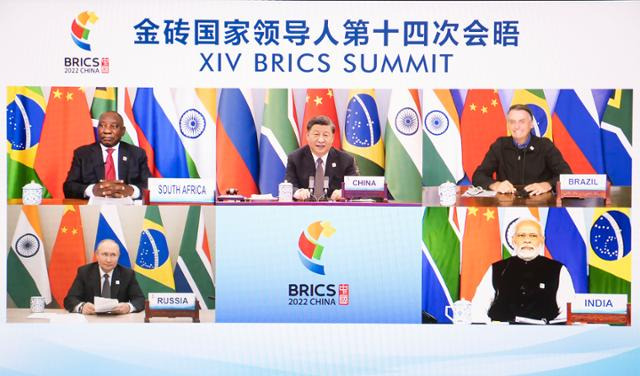 시진핑(윗줄 가운데) 중국 국가주석이 지난달 23일 화상으로 열린 제14차 브릭스(BRICS) 국가 정상회의를 주재하고 있다. 왼쪽 위부터 시계방향으로 시릴 라마포사 남아프리카공화국 대통령, 시 주석, 자이르 보우소나루 브라질 대통령, 나렌드라 모디 인도 총리. 블라디미르 푸틴 러시아 대통령. 이날 5개국 정상들이 브릭스 회원 확대 추진을 선언한 뒤 사우디아라비아를 비롯, 터키, 이집트, 아르헨티나 등이 가입 의사를 밝혔다. 베이징=신화 연합뉴스