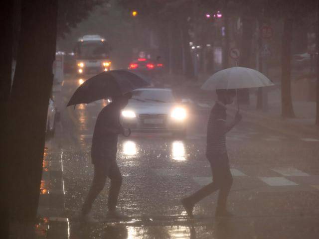장맛비가 세차게 내려 서울에 호우주의보가 발효된 지난 13일 서울 종로구에서 우산을 받쳐 든 시민들이 횡단보도를 건너고 있다. 뉴시스