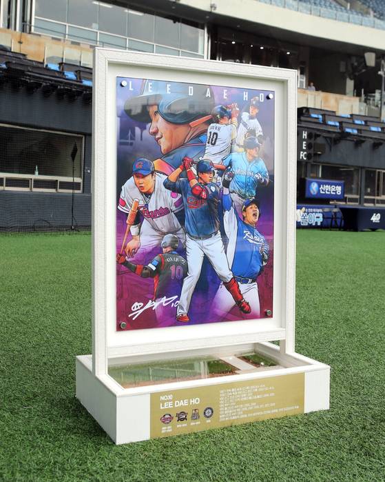 KBO가 16일 열린 2022 KBO리그 올스타전에서 이대호의 은퇴 투어 행사를 진행했다. 사진은 KBO가 이대호에게 증정한 은퇴 기념 액자. 사진=KBO 제공