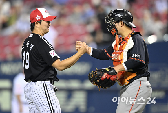 16일 오후 서울 잠실야구장에서 '2022 신한은행 SOL KBO 올스타전' 드림 올스타와 나눔 올스타의 경기가 열렸다. 나눔 올스타 고우석과 최재훈이 6-3으로 승리한 후 하이파이브를 하고 있다. [사진=김성진 기자]