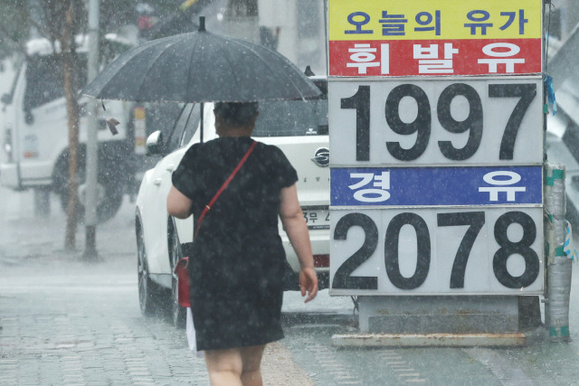 ▲ 국내 주유소의 휘발유 가격이 리터당 전국평균 2049원으로 하락세가 이어지고 있다. 연합뉴스