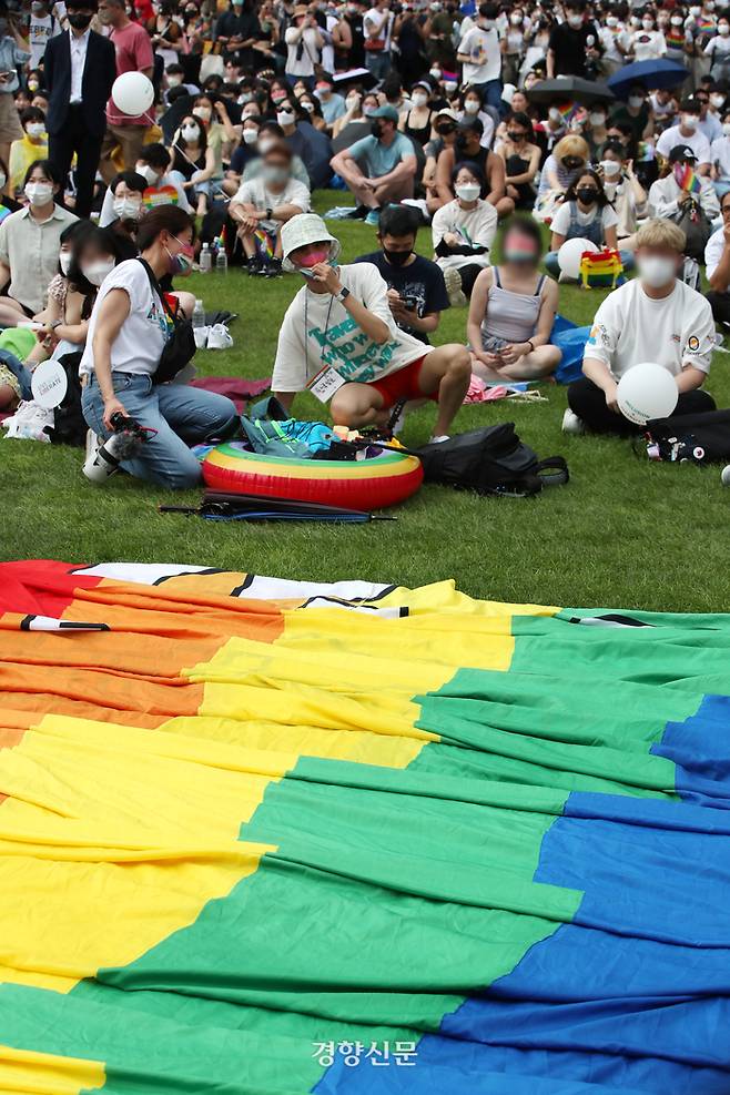 코로나19로 인해 3년만에 열린 서울퀴어문화 축제에 참여한 시민들이 16일 부스 활동과 개막식 등의 축제를 즐기고 있다. /한수빈 기자
