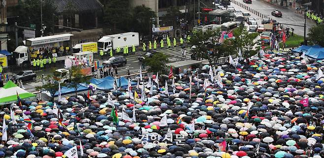 코로나19로 인해 3년만에 열린 서울퀴어문화 축제에 참여한 시민들이 16일 우산을 쓴 채 퍼레이드를 즐기고 있다. /한수빈 기자