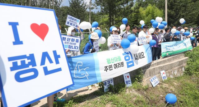 '평산마을 일상 회복을 위한 평화모임' 회원이 16일 오전 경남 양산시 하북면 평산마을 문재인 전 대통령 사저 맞은 편에서 집회를 열고 있다. 연합뉴스