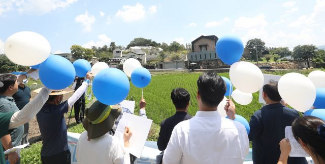 '평산마을 일상 회복을 위한 평화모임' 회원들이 집회를 열고 있다. 연합뉴스