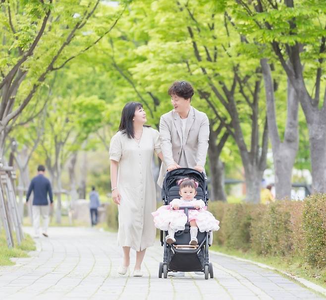 김지은씨(34)과 남편, 딸 라율이./사진제공=김지은씨.