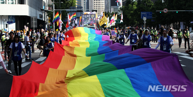 [서울=뉴시스]김선웅 기자 = 지난 2019년 서울 중구 명동·을지로 일대에서 서울퀴어문화축제 참가자들이 퍼레이드를 하고 있다. 2019.06.01. mangusta@newsis.com