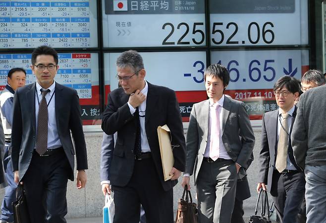 최근 전 세계가 소득 유발 인플레이션을 차단하기 위해 기업들에게 임금 인상 자제를 요청한 것과 반대로 일본은 고임금을 우려하고 있어 주목되고 있다. 사진은 퇴근 중인 도쿄의 샐러리맨 모습ⓒAP 연합