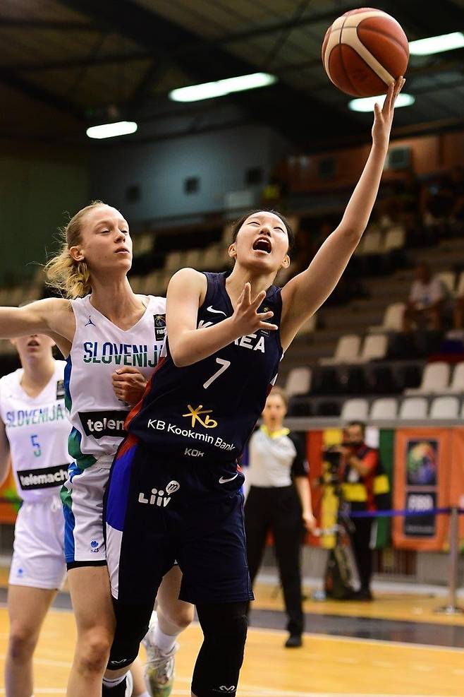 슬로베니아 전에서 골밑 득점을 노리는 이민지.  [대한민국농구협회 제공. 재판매 및 DB 금지]