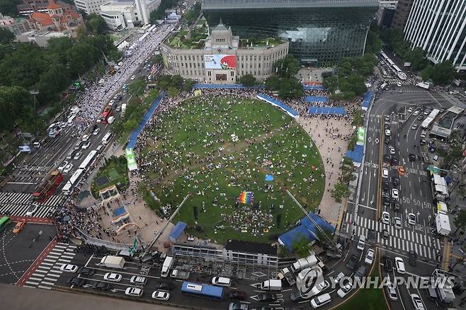 서울광장 퀴어축제, 3년 만에 개최 (서울=연합뉴스) 이지은 기자 = 16일 오후 서울광장에서 3년 만에 퀴어문화축제와 맞불 집회가 열리고 있다. 2022.7.16