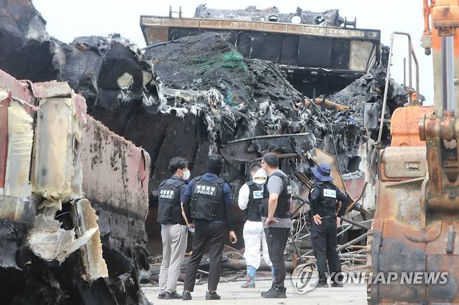 제주 한림항 어선 화재 합동 감식 (제주=연합뉴스) 고성식 기자 = 16일 오전 제주시 한림항에서 제주해양경찰서와 국립과학수사연구원,  KOMSA(한국해양교통안전공단), 소방당국 등이 지난 7일 불이 난 한림 선적 근해채낚기 어선 A호(29t)의 화재 원인에 대한 합동 감식을 진행하고 있다. 2022.7.16 koss@yna.co.kr