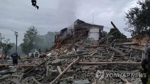 미사일 공격으로 무너진 추위브 시내 건물 (추위브 로이터=연합뉴스) 16일(현지시간) 우크라이나 동부 추위브에 러시아가 미사일 공격을 가해 3명이 숨졌다. 2022.7.16. photo@yna.co.kr