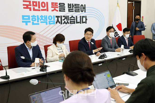 권성동(가운데) 국민의힘 대표 직무대행 겸 원내대표가 17일 서울 여의도 국회 원내대표실에서 취임 100일 기자간담회를 열고 있다. (사진=이데일리 노진환 기자)