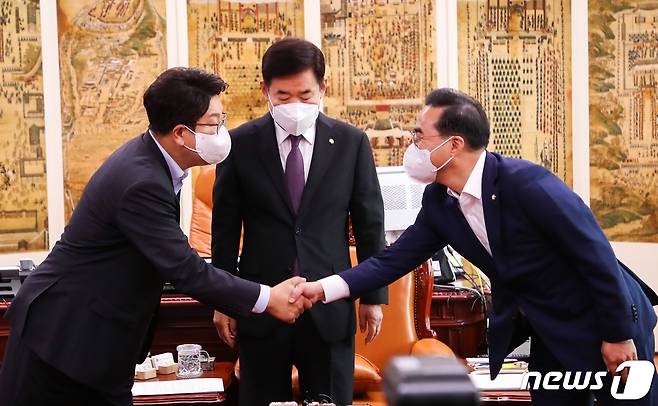 권성동 국민의힘 대표 직무대행 겸 원내대표(왼쪽)와 박홍근 더불어민주당 원내대표가 지난 12일 오전 국회에서 열린 회동에서 악수하고 있다. 가운데는 김진표 국회의장. (공동취재) 2022.7.12/뉴스1 © News1 허경 기자