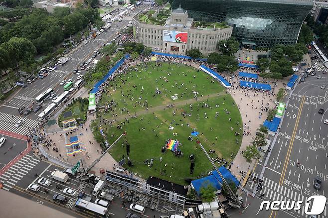 16일 서울광장에서 서울퀴어문화축제가 열려 주변이 통제되고 있다. 2022.7.16/뉴스1 © News1 조태형 기자