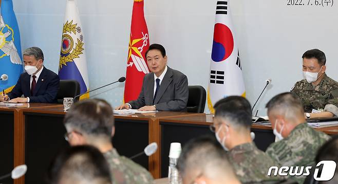 윤석열 대통령(가운데)이 지난 6일 오전 충남 계룡대에서 올 전반기 전군 주요지휘관 회의를 주재했다. (대통령실사진기자단) 2022.7.6/뉴스1 © News1 오대일 기자