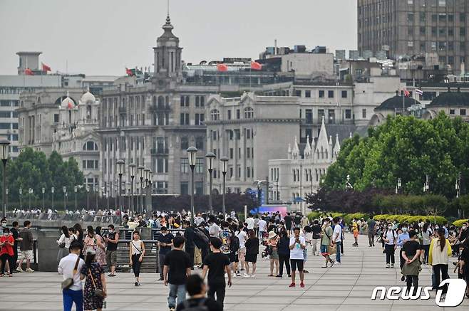 중국 상하이 황푸 강변에 주민들이 몰려 나와 북적이고 있다. © AFP=뉴스1 © News1 우동명 기자