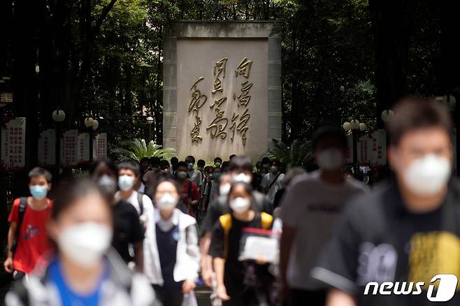 중국 상하이에서 코로나바이러스 발병으로 연기됐던 연례 '가오카오' 대학 입학 시험이 진행됐다. © 로이터=뉴스1 © News1 이서영 기자