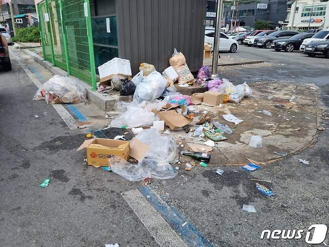 17일 서핑성지로 이름난 강원 양양군 인구해변 보행로에 전날 피서객이 버린 쓰레기가 널브러져 있다. 2022.7.17/뉴스1 윤왕근 기자