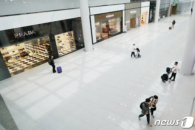 지난5월 29일 인천국제공항 면세점이 한산한 모습을 보이고 있다. 2022.5.29/뉴스1DB © News1 민경석 기자