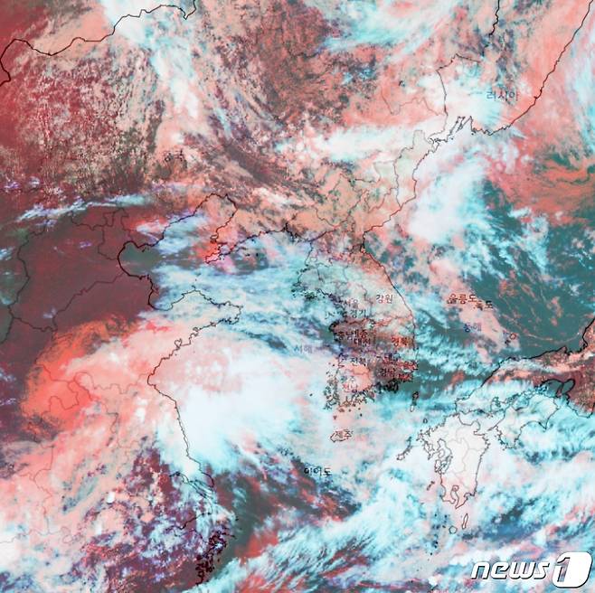 17일 오전 11시40분 기준 천리안 2A 기상위성에서 관측한 RGB 주야간 합성 영상(기상청 제공) © 뉴스1 황덕현 기자