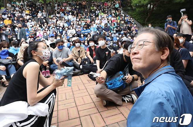 이재명 더불어민주당 의원이 18일 오후 인천시 계양구 계양산 야외공연장 앞에서 열린 이재명과 위로걸음 '같이 걸을까' 행사에서 주민들과 이야기를 나누고 있다. 2022.6.18/뉴스1 © News1 임세영 기자