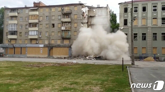 우크라이나 키이우 지역에 러시아의 미사일 공격이 가해진 모습  © 로이터=뉴스1