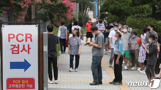 17일 서울 용산구보건소 신종 코로나바이러스 감염증(코로나19) 선별진료소에서 시민들이 검체검사를 받기 위해 줄을 서고 있다. 질병관리청 중앙방역대책본부는 이날 0시 기준 코로나19 신규 확진자가 4만342명이라고 밝혔다. 1주 전 같은 요일(10일·2만410명)보다 2배 많은 수치다. 2022.7.17/뉴스1 © News1 송원영 기자