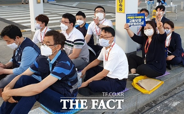 민간 항공사들이 운영 중인 인천공항 출국대기실을 다음 달부터 법무부가 직접 운영·관리하게 됐으나 과정이 순탄치 않은 모습이다. 현 직원들은 좀처럼 불편한 심경을 못 감추고 있다. 고용보장 촉구 집회를 연일 벌이면서도, 뒤돌아서면 서로 일자리를 놓고 경쟁해야 하는 상황에 놓였기 때문이다. 당장 법무부를 상대로 한 ‘부당해고’ 소송을 준비 중이다./더팩트DB