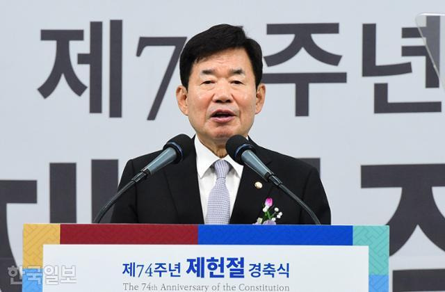 김진표 국회의장이 17일 국회 로텐더홀에서 열린 제74주년 제헌절 경축식에서 경축사를 하고 있다. 국회사진기자단