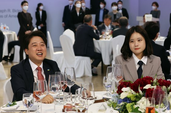 대화하는 이준석 대표와 박지현 전 비대위원장. 연합뉴스