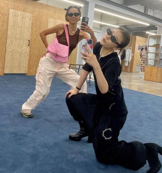 김 대표가 방송인 김나영(왼쪽)과 함께 재미있는 포즈로 셀피를 찍고 있다. [사진 마뗑킴]