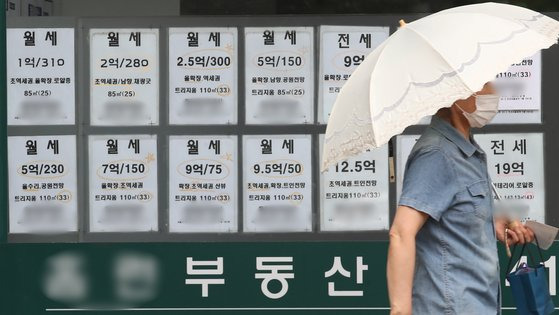 17일 서울 도심의 한 부동산에 '월세' 상담을 알리는 문구가 붙어 있다. 뉴스1