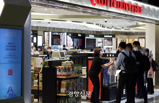 서울 강서구 김포공항 국제선 탑승장에서 승객들이 면세점을 이용하고 있다. 김창길기자