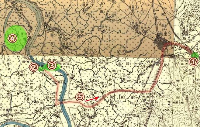 1920년대 황해도 재령군 북률면과 사리원 일대. 재령강③을 가운데 두고 평야지대④가 펼쳐져 있다. 북한 최대의 곡창지대로 일제강점기 수탈기관 동양척식회사 지부가 있었을 정도다. 이재명-오인성 부부와 독립운동가 김구 노백린 등이 조우한 진초리②에는 민족교육을 위한 진초학교가 있었다. '백범일지'에서 김구는 진초리에서 하루를 묵고 신작로⑤를 따라 사리원역①으로 향했다고 밝혔다. 경성 가던 길이었다.&nbsp;
