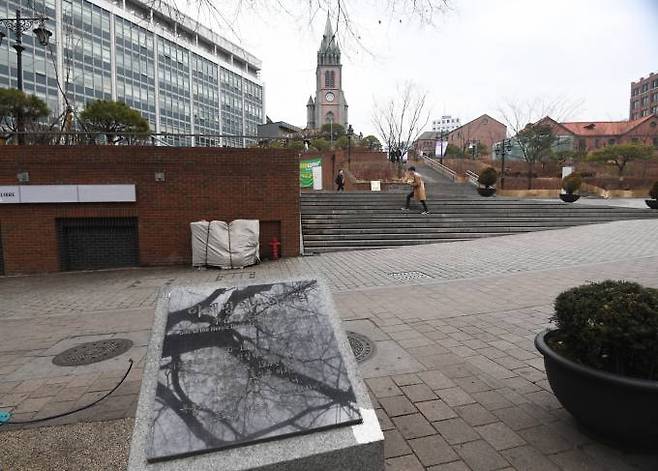 서울 명동성당 앞 이재명 의사 의거 터 표지석. 이재명은 1909년 12월 12일 당시 종현성당에서 벨기에 레오폴드 2세 국왕 추도식을 마치고 나오던 이완용을 습격해 처단했다.&nbsp;