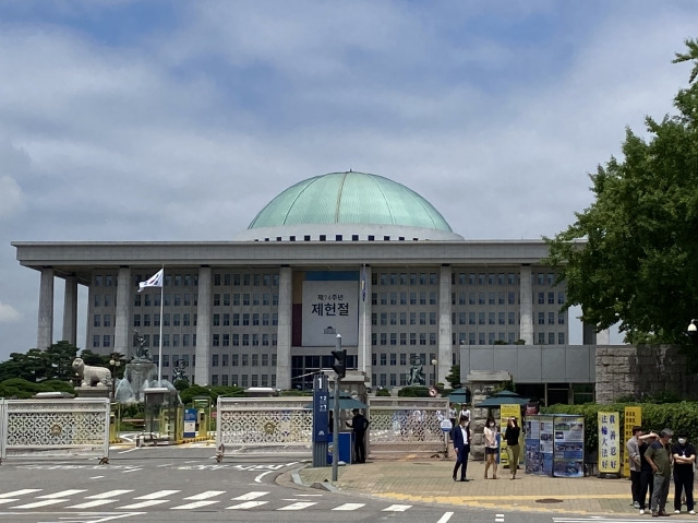 국회의사당에 제74주년 제헌절 현수막이 걸려 있다.